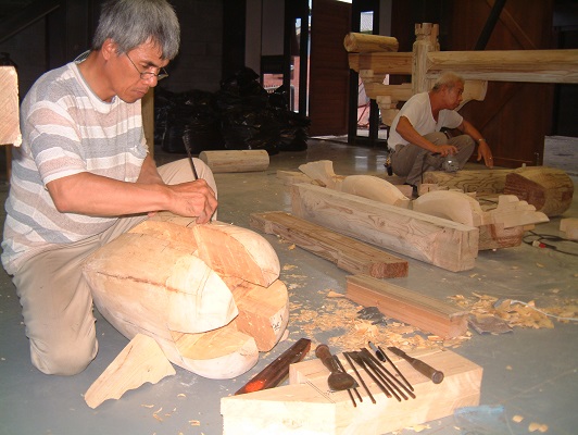 匠師使用鑿刀、雕刻刀雕作瓜筒紋樣。