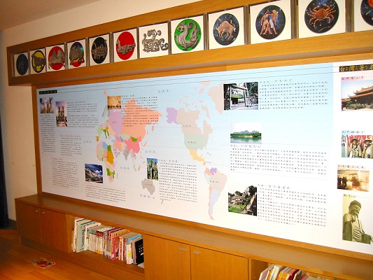 標示世界宗教建築的世界地圖。王惠娜提供