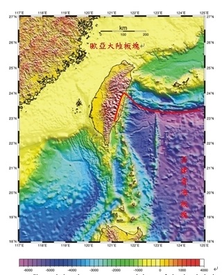 圖二：台灣附近海域的海底地形，紅色曲線為板塊界線（國家海洋科學研究中心提供）。