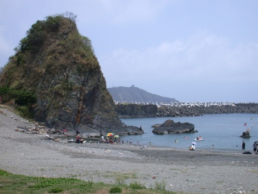 圖十八：豆腐岬海灣內堆置了許多消波塊，影響景觀