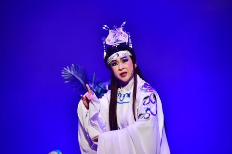 鄭英珠集編、導、演於一身，創作改編歌仔戲《人魚公主》。台灣戲劇館提供
