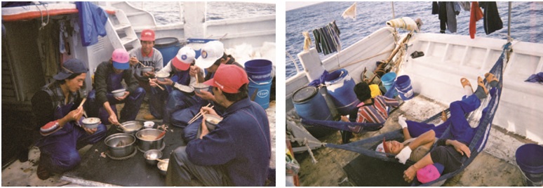 左圖：在船上煮食的漁師們。伍進通攝/ 右圖：船上網子多，船員們巧手改造編成吊網休憩。伍進通攝