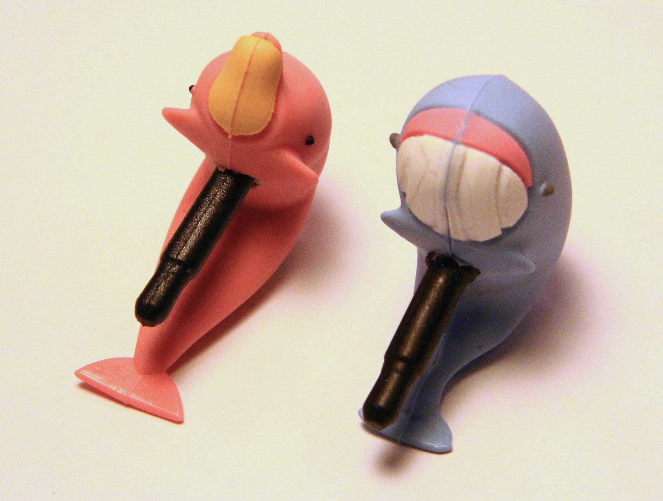 海豚耳機塞(左)、鯨魚耳機塞(右)