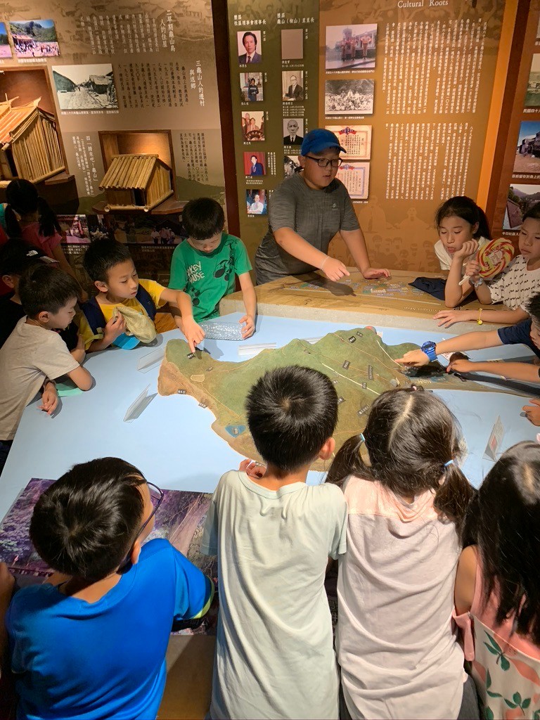 小朋友在龜山島漁村文化館看龜山島模型