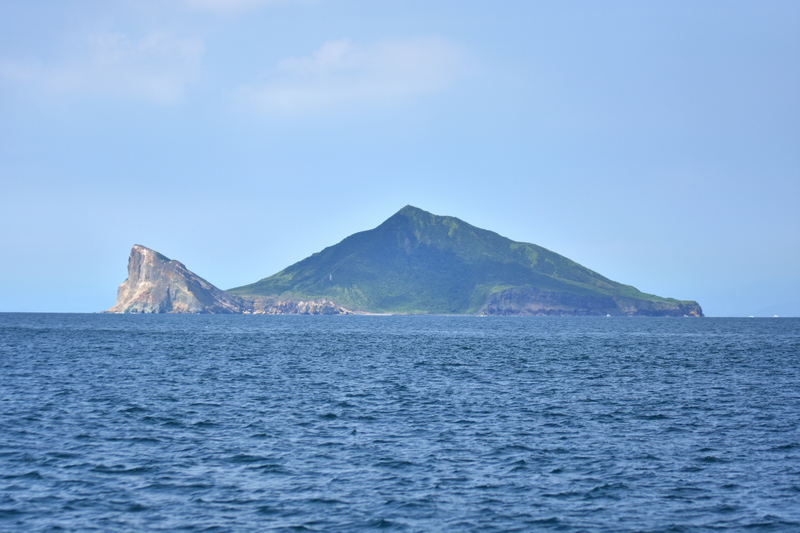 從船上看龜山島，龜首在左側。