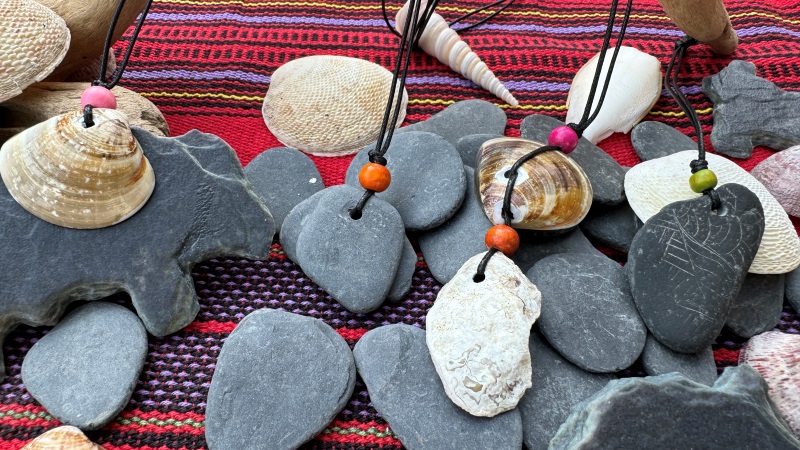 石器鑽孔體驗：貝殼及石頭DIY成品照