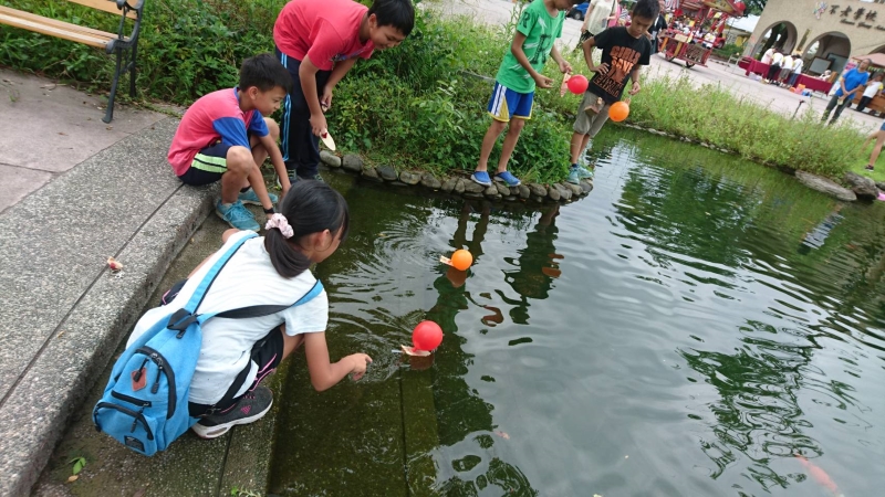 宜蘭童玩文化體驗夏令營-小朋友試玩氣球遊艇