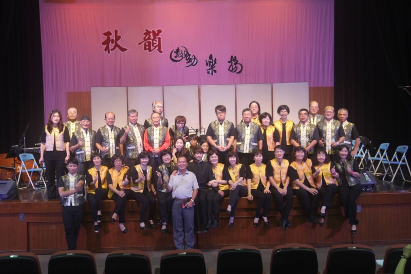 羅東鎮樹林社區國樂團成員合影。(羅東鎮樹林社區國樂團 提供)