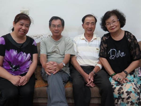 黃春連與採訪團隊合影。