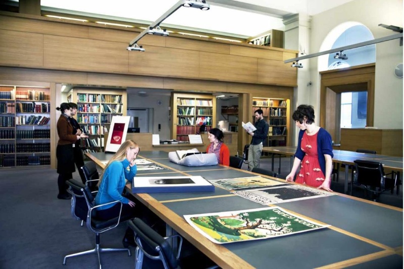 位於倫敦V&A博物館的印刷與圖畫研究室。(來源：Julius Bryant, 2013. Hungry eyes: encouraging public access to prints and drawings study rooms, Museum Management and Curatorship, 28(2): 133-137)