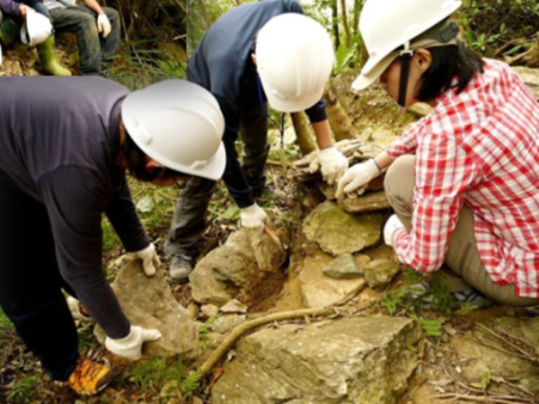 與台灣千里步道協會合作修復南澳古道。
