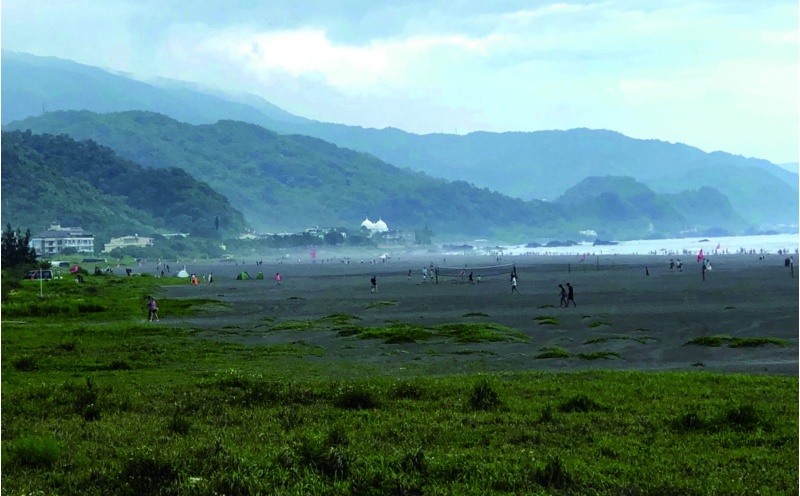 圖1-3-2 外澳以南連接蘭陽沖積平原，海岸由岩岸轉為沙岸景觀，圖為外澳海水浴場。（來源：張政亮攝）