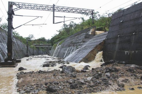 圖1-3-8 龜山至頭城的北迴鐵線，因山洪將擋土牆沖毀，使鐵軌被土石流淹沒。（來源：2015 年11 月4 日中國時報，簡榮輝拍攝）