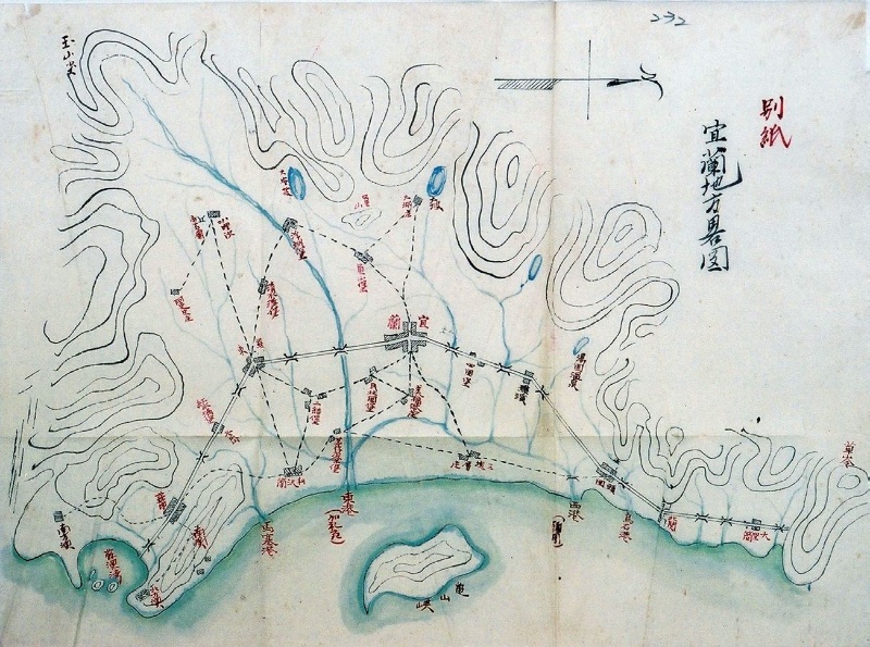 宜蘭地方法院略圖，取自〈宜蘭地方ヘ學事視察ノ為唐澤孝次郎外一名復命書〉，《台灣總督府檔案》00004518011號 明治30年(1897)3月16日民政局屬澤孝次郎、中島義三郎奉命巡視宜蘭地方，19日由台北出發，4月5日回歸任所， 5月提出報告書，是了解清代傳統教育很重要的文獻，茲引一段供參： 三月二十五日至民壯圍堡役所，會見「事務取扱」〔按：管事者〕林毓麟，根據該人所言，該地目前為納稅時節， 每夜土匪出沒猖獗，事務皆無法推展，至於教育事業，則目前無暇顧及。且該人之兄某，今年一月遭土匪綁架，至 今下落不明。 譯文取自王學新譯，2001，《日據時期宜蘭地區原住民史料彙編與研究》，南投，臺灣省文獻委員會。