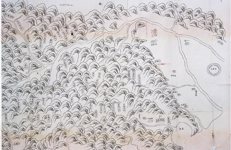 取自《台灣總督府檔案》00000035013 號 日本據台後，河野主一郎支廳長在11月16日與溪頭群原住民在三星頂破烏庄會面後所調製的地圖。 根據宜蘭支廳的報告： 來會者是溪頭蕃人，有...... 共十人。觀其風貌，所穿衣服，像是木棉布料的包袱巾，從肩膀往下包纏的兜襠布只用木棉布垂下來捲蓋局部。男人在額頭及下巴各有刺紋，女人則在額頭及下巴之邊臉部刺有斜紋至耳邊。男女都有穿耳、 掛著鹿角及竹片。出嫁的女人打掉兩個門牙，黑髮留有三寸長或任其自然垂下來，頭上戴有籐帽。男女各自攜帶火繩 銃及刀槍，體格較日本人稍大，眼神銳利，嘴唇較薄，貌甚勇壯。