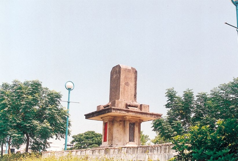 民國79年因宜蘭河新建金六結堤防工程，遷至中山橋東側堤防 上，而後來為宜蘭河河濱公園將辦理第一期南岸堤防景觀綠美化工程，又往前推移4公尺，這座見證歷史的紀念碑，因時空轉變而四次遷移，據說其間一度欲將本石碑拆除，所幸來自多方有識人士之勸說力保，才得以保留。( 圖由宜蘭縣史館提供，文字摘自李英荿，2001，〈德風偃草，陰雨膏苗──西鄉廳憲德政碑之古碑新探〉，《宜蘭文獻雜誌》51：137-159。)