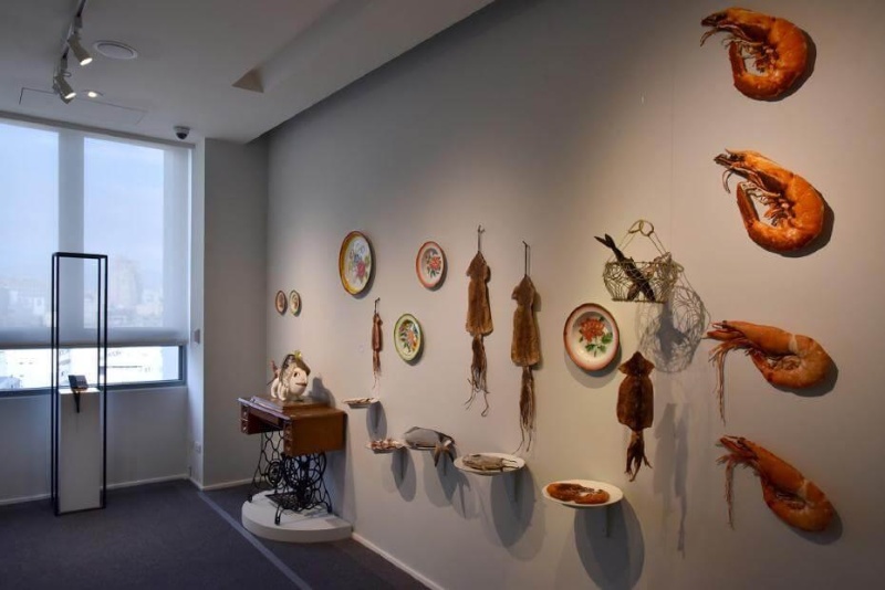 大毅老爺行旅合作案--藝術家巫雲鳳作品〈漁港的滋味〉。[6]