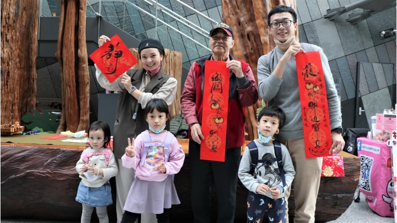 陳清海老師與民眾合影。