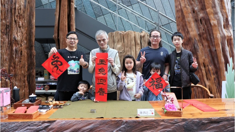 陳碧琳館長、康懷老師、康潤之老師與民眾合影。