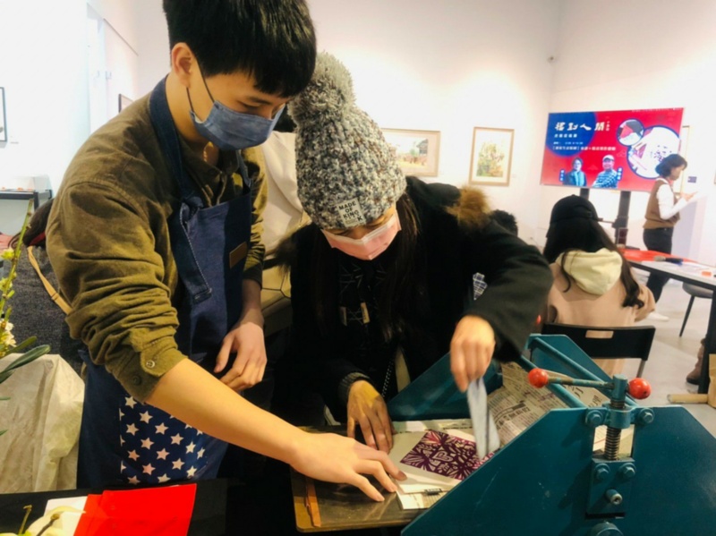 民眾體驗印製春貼。