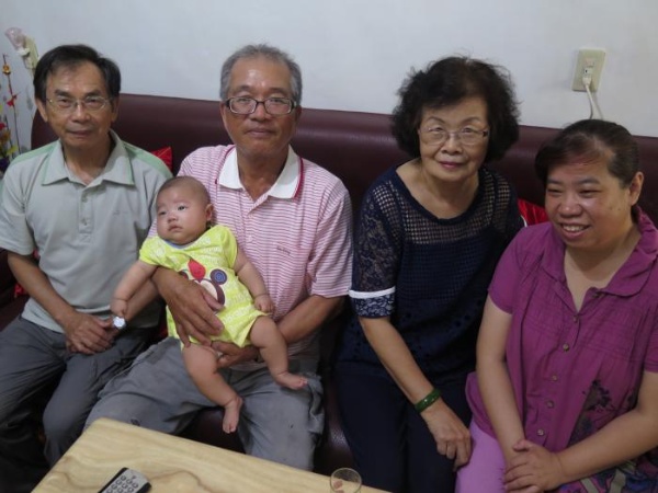 林添旺與採訪團隊合影。