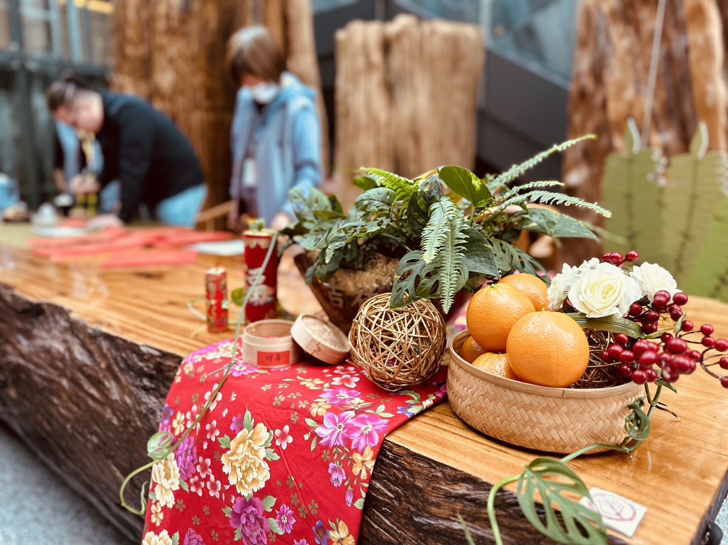 墨舞蘭博的桌面布置，後方為揮毫中的康潤之老師。