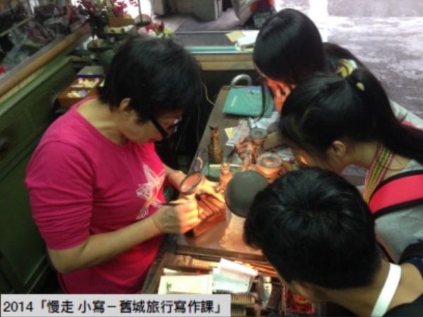 舊城旅行寫作課–小朋友圍觀匠師刻印章。
