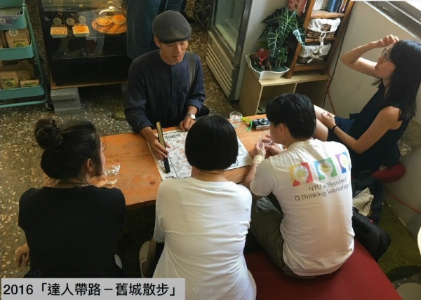 2016年，少年廟公吳庭印帶路—舊城散步。