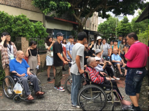 地方青年跟養老院參加社區導覽。