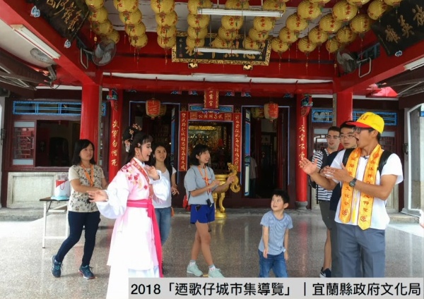 2018年，綽號少年阿公的方子維(右一)進行「迺歌仔城市集導覽」。