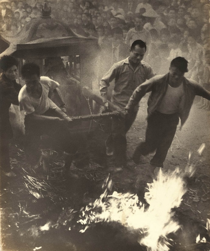 八位信眾扛起神轎奔跑過火堆。