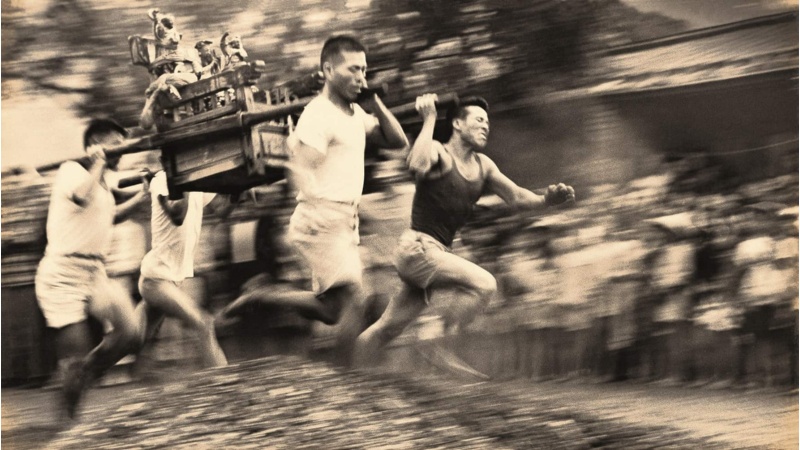 四位信眾扛起神轎奔跑過火堆。