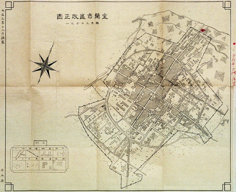 圖一 1914年宜蘭市區改正圖。日本殖民政府以衛生為由，將城門與城牆拆除，原城牆遺跡改設為環城道路，即今之舊城東西南北路，原護城河改為第一公共埤圳，在舊城南門外，有一塊新的統治區，包括宜蘭廳舍、宿舍、學校、公園和監獄等設施，本圖是了解宜蘭城空間演替，最重要的地圖。(來源：取自《臺灣總督府檔案》00007209003 號)