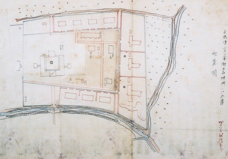 圖三 本圖是了解南門外宜蘭廳舍和官舍最重要的地圖，更珍貴的是， 此時宜蘭城城牆和濠溝都還在，太山口圳的水，在今舊城南路與護城的濠溝滙合， 如今這些路段的水道都被加蓋，掩藏在道路之下了。(來源：取自1907 年《台灣總督府檔案》 000001360001 號)