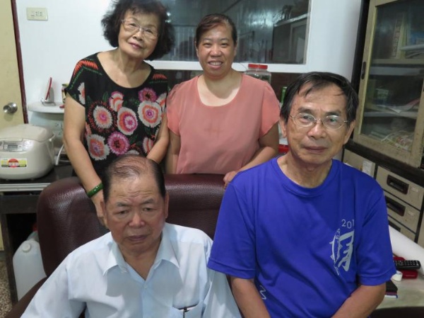 圖二 陳連福與採訪團隊合影。