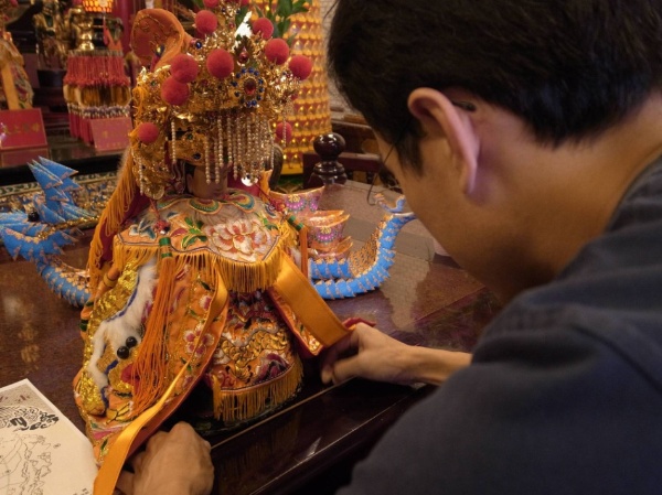 圖7，丈量媽祖娘娘神像尺寸製作背帶。