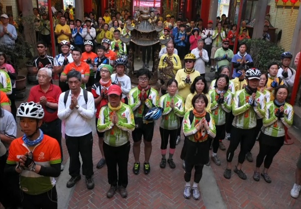 圖15，以鼓掌代替鞭炮，以雙手代表10炷香，帶入環保概念。
