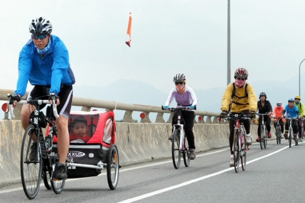 圖18，2014年，有一位爸爸用子母車載著小朋友，2020年當時坐在子母車上小朋友，轉眼已是青少年。