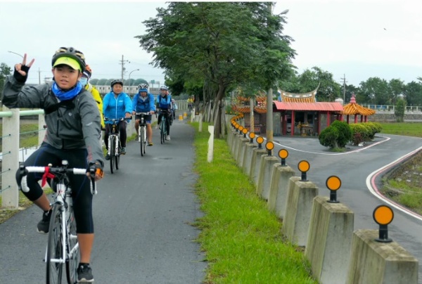 圖19，2014年，有一位爸爸用子母車載著小朋友，2020年當時坐在子母車上小朋友，轉眼已是青少年。