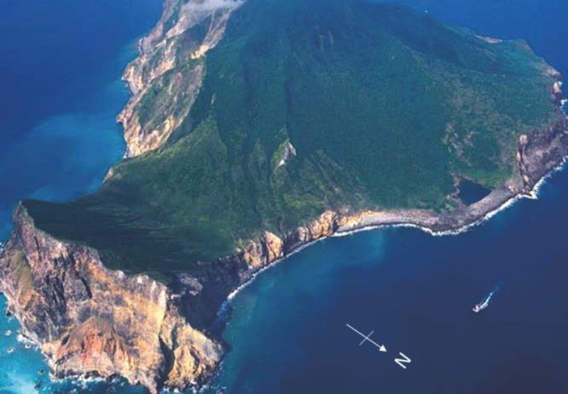 圖七，從東北方俯瞰龜山島，可見龜首前方崩塌明顯，龜首潭則是被沙嘴封閉的小湖。 （來源：東北角公園管理處）