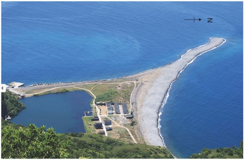 圖八，龜山島的龜尾是由南北沙嘴所構成的潟湖環境，聚落位於北側沙嘴上。 （來源：北極星壹號船家 https://www.northstar1.com.tw/travel.html）