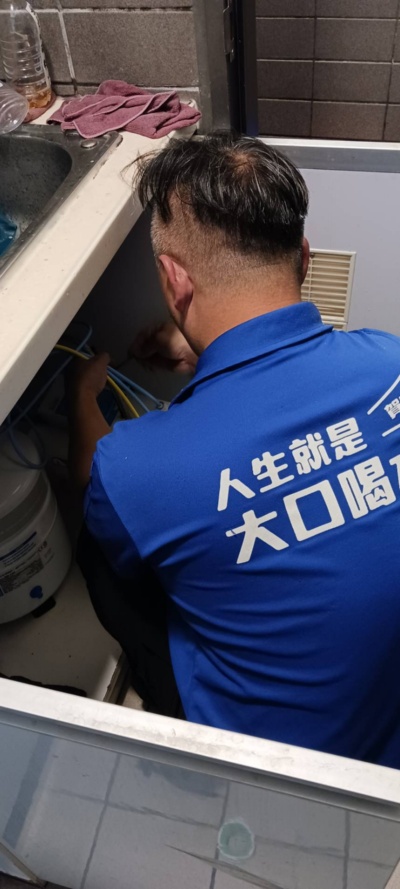 圖一，師傅將舊的淨水器拆除。