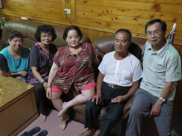 圖二，李源山與採訪團隊合影。