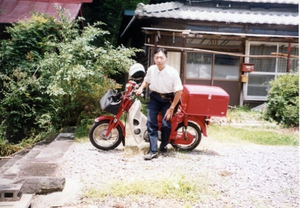 圖4：梶原宏之館長與郵局送信的機車合影。