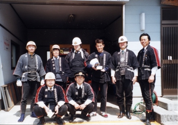 圖5：梶原宏之館長與當地居民合影。