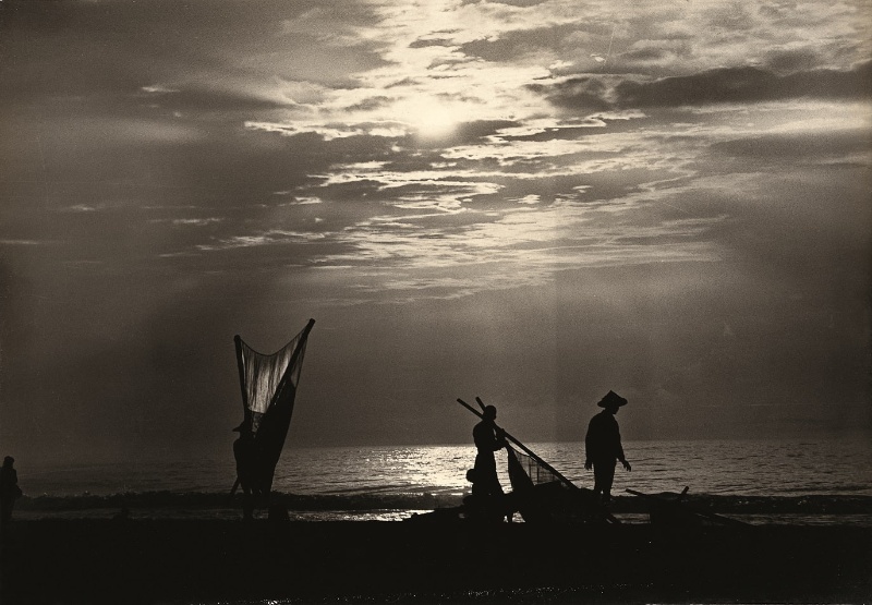 圖4：漁夫在岸上整理漁網，可能是準備要結束捕撈。