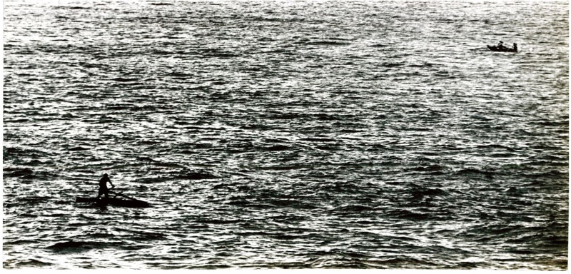 圖5：海面上的兩艘小扁舟，可能是漁民獨立作業，也可能是進行牽罟的放網作業。