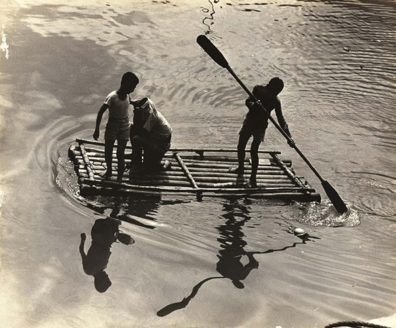 圖8：三個小男生在竹筏上遊憩。