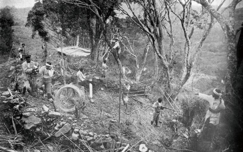 圖2：隘勇線的敷設，在預定山區逐步搜索前進，一面警戒，一面伐除植被、開闢道路、架設通電鐵條網、建造隘寮等，逐級指揮、層層節制，類似軍隊組織之防衛線，不再是消極防堵原住民的設施，更進而配備強大火力與高科技指揮通信 設備，成為切斷原住民族彼此往來聯繫的利器。(來源：文摘自林一宏，2010，〈從「開山撫番」到「理蕃」：樟腦產業與 隘勇線的演變〉，《臺灣博物季刊》107 期，頁18-25，照片由國立台灣大學圖書館提供。)