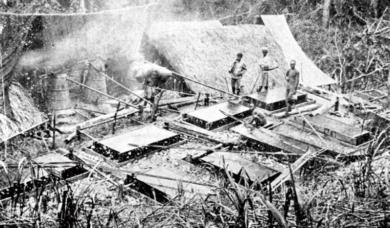 圖4：1909 年以前建置的隘勇線以保護樟腦事業為主要任務，受到官方保護的「線內」，通常也是樟樹生長茂密的區域， 在警察、隘勇的日夜守護下，製腦業者伐樟熬腦，山區隨處可見腦寮，日夜不斷地冒著火光、蒸汽瀰漫。(來源： 文摘自林一宏，2010 年：18-25，照片由國立台灣大學圖書館提供。)